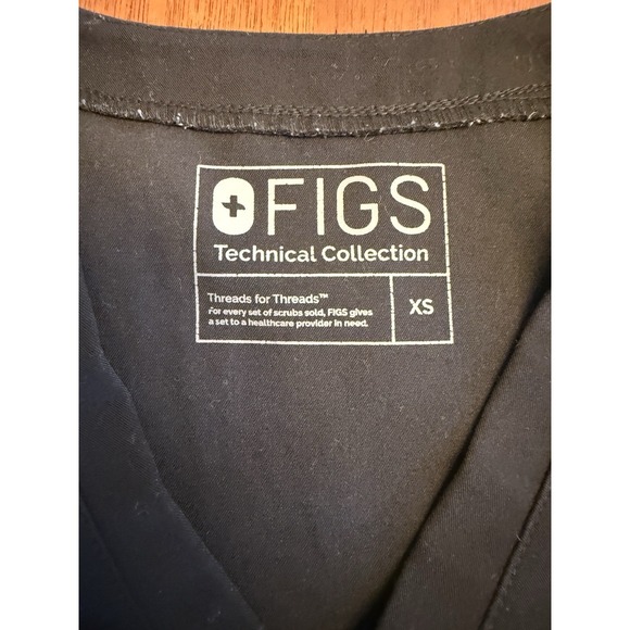 FIGS Scrub Top Womens XS Black Flores StyleTW2012 Peplum Back Vent Nurse Medical - Picture 6 of 8